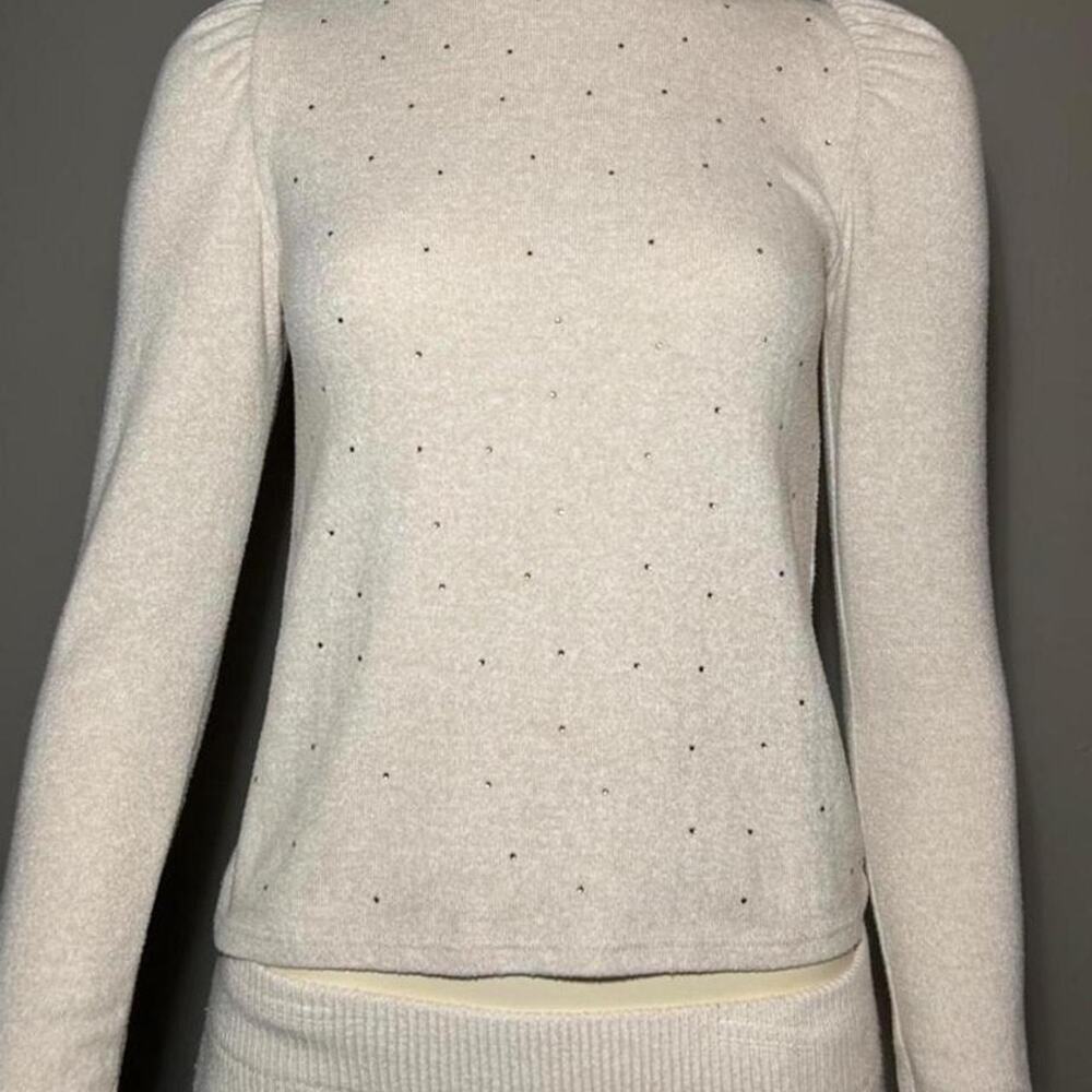 Gray long sleeve top with